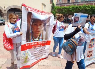 Familiares de desaparecidos, marcharon exigiendo justicia, en el Día Internacional de las Víctimas de Desaparición Forzada.