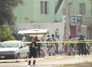 Asesinan ex policía al interior del vehículo que conducia en la colonia Los Ángeles, en León.