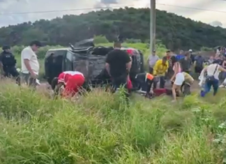 Cinco mujeres y un menor de edad resultaron lesionados en un accidente tipo Volcadura en la carretera federal Salamanca- Valle de Santiago.