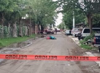 Una mujer policía fue asesinada a balazos cuando viajaba en su motocicleta.