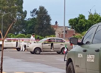 Una pareja fue atacada a balazos en una tienda de autoservicio en la calle Las Torres en Celaya, la mujer murió en el lugar de los hechos.