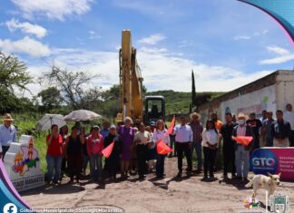 Lupe Paniagua y la Mtra. María Montserrat Ramírez Fuentes, Subsecretaria de Desarrollo Social, arrancaron de la construcción de la Calle Vicente Guerrero en Santiago Maravatío.