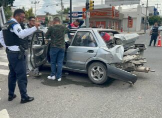 Conductor en estado de ebriedad fue detenido después de protagonizar dos accidentes en Leon.