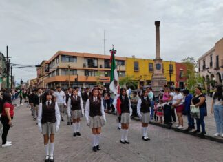 Se realiza desfile cívico por el aniversario de la lucha por la independencia de México.