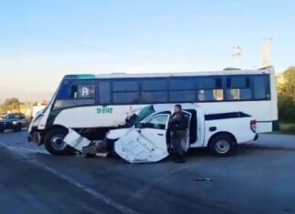 Dos lesionados graves en percance vial en Silao, esta mañana.
