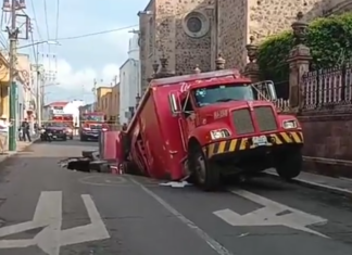 Se abre enorme socavón en pleno centro histórico en Irapuato; prácticamente se trago dos vehículos.