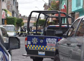 Un hombre que era perseguido por sujetos armados, fue asesinado al interior de un domicilio en la colonia Fundadores de MoroLeón, en Moroleón Gto.