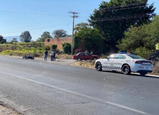 Esta mañana un motociclista murió después de ser impactado por un auto en la carretera Salvatierra- Yuriria.