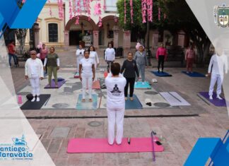 Se realizó una clase de yoga en el Jardín Principal de nuestro Municipio, con motivo del Mes Rosa en la Lucha contra el cáncer.