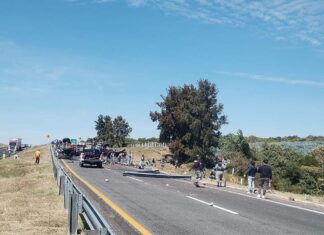 Tres oficiales de la GN, fallecidos, al volcar el camión que los transportaba, en la autopista de Occidente