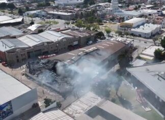 Evacuan a más de 700 personas por fuerte incendio en una bodega en la colonia Villanueva, en León.