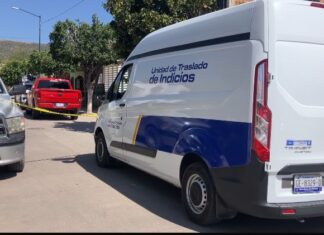 Dos personas que viajaban en auto en la colonia Colinas del Carmen en León, fueron atacados a balazos, uno murió en el lugar.