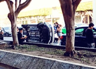 Una mujer se accidentó con el vehículo que conducia en la colonia Obregón en León; resultó ilesa.