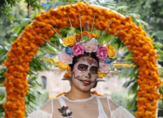 Colorido Desfile de Catrinas Embellece el Centro de Salvatierra en el Festival de las Almas