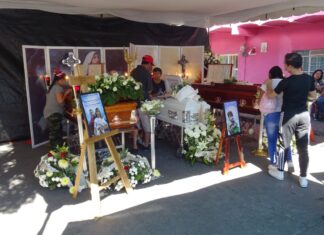 Amigos y conocidos de la familia que falleció en un incendio de su domicilio en León, los acompañaron en su velorio y sepelio.