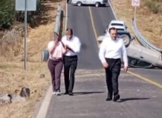 Captan al Secretario de Seguridad y Paz de Guanajuato auxiliando a mujeres lesionadas en doble volcadura