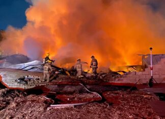 Cuantiosos daños materiales dejo un incendio de una nave industrial que alberga dos empresas en la carretera federal Silao, León.