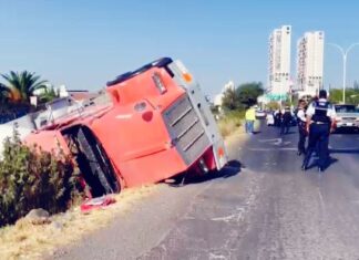 Accidente vial de una revolvedora de concreto género tráfico pesado en León.