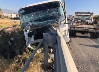 Aparatoso accidente de un vehículo de carga en la carretera Villa de Reyes a San Felipe.