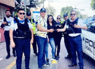 Policía vial de León recuperan teléfono celular de una familia proveniente de Morelia Michoacán.