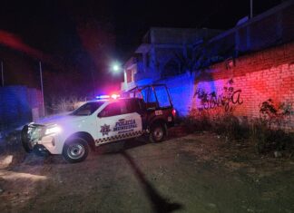 Un joven que viajaba en una motocicleta fue asesinado a balazos en la esquina de las calles 5 de Febrero y Juárez, en Moroleón.