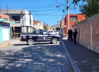 Una pareja que vendía pollos en la colonia La Joyita en Uriangato, fueron atacados a balazos; ella murió en el lugar y el fue trasladado grave.