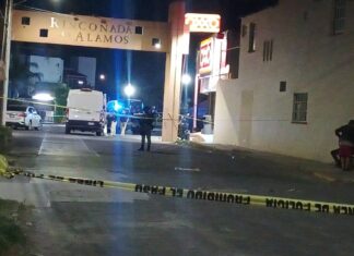 Un hombre y su hijo fueron asesinados a balazos en un Oxxo de la colonia Rinconada de Álamos, en Celaya.