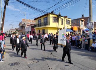 Salvatierra participa en el desfile conmemorativo por el 461 aniversario de Tarimoro