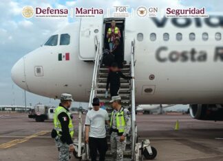 En Jalisco, un hombre que alteró el orden al interior de un avión que viajaba rumbo a Tijuana fue detenido.