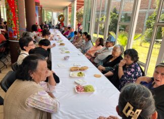 Adultos mayores celebran su tradicional posada en el Centro Gerontológico de Salvatierra