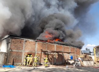 Fuerte incendio al interior de una bodega de Autopartes en el fraccionamiento Granjas Económicas, en León