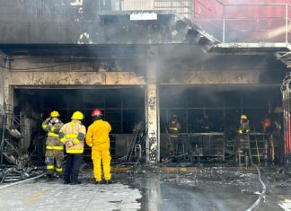 Incendio consume ferretería en la colonia San Isidro, en León.