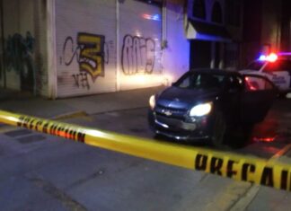 Atacan a familia a balazos en el auto donde viajaban; el hombre murió y su mujer resultó lesionada.