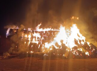 Protección Civil controla incendio de 2,500 pacas de rastrojo en San Miguel Emenguaro