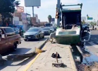 Camión de lumpia choca contra semaforo luego de quedarse sin frenos en León; no se registraron lesionados.