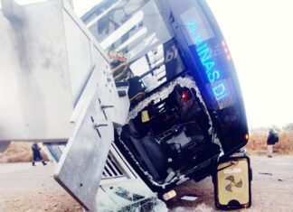 Dos lesionados en accidente vehicular entre un camión de transporte urbano y el tren en Irapuato.