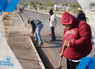 Limpian y dan mantenimiento a las vialidades principales de la cabecera municipal en Santiago Maravatío.
