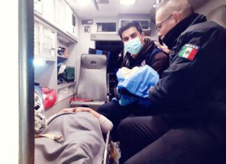 Con la asistencia de policías municipales, un nuevo bebé se une a una familia leonesa