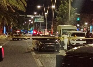 Una mujer fue asesinada a balazos al interior de un vehículo en el bulevar Adolfo López Mateos.