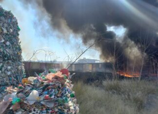 Protección Civil atiende Incendio de pastizal que alcanzó recicladora de PET