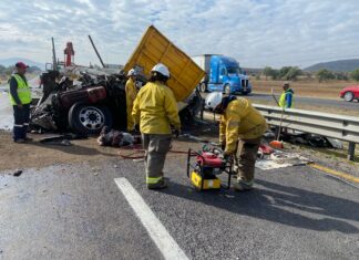 Un muerto y al menos tres lesionados en choque múltiple en la carretera federal 57.