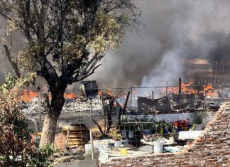Fuerte incendio en una recicladora de plásticos y Autopartes, movilizó a las corporaciones de rescate en León.