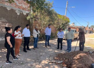 Gobierno de Salvatierra atiende problema de drenaje colapsado en San Nicolás de los Agustinos.