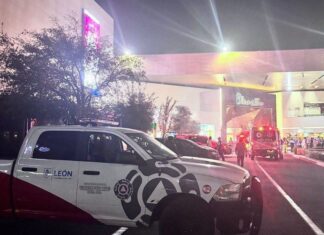 Se activan protocolos de seguridad por incendio en comercio de Plaza Mayor en León.