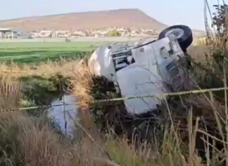 Conductor de una revolvedora de concreto murió después de volcarse en la carretera estatal Salamanca – Juventino Rosas.