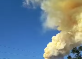 Densa nube amarilla emitida de una de las chimeneas de la Refinería ING. Antonio M. Amor , género alarma entre Salmantinos de la zona norte del municipio.