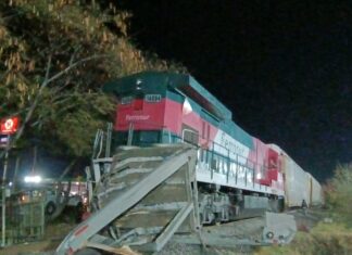 Tren impacta tráiler en Celaya: trabajadores huyen ante el peligro