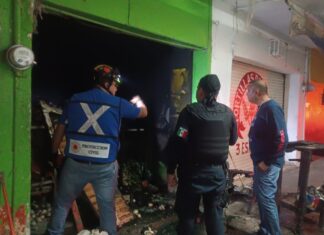 Protección Civil sofoca incendio en local comercial por corto circuito