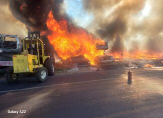 Protección Civil sofoca incendio en pastizal y yonke salida a Yuriria.