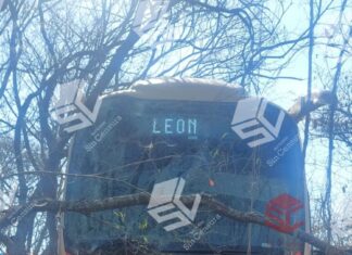 Autobús de pasajeros sale de la cinta asfáltica en la autopista Morelia – Salamanca; hay seis heridos, cuatro de ellos graves.